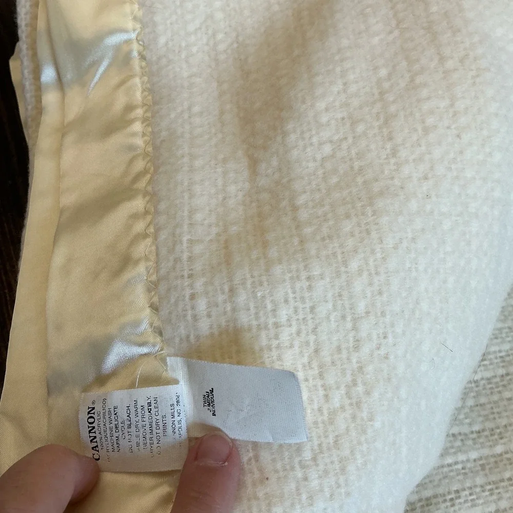 Vintage Cream Yellow Thermal Waffle Weave Blanket Satin Trim Edge 64x83‎